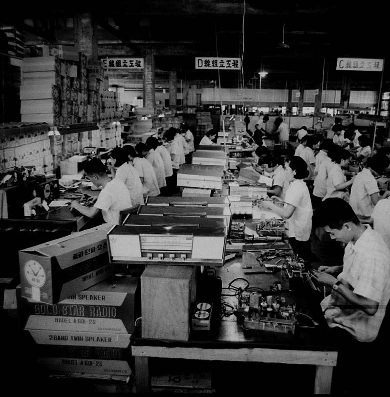 The Goldstar radio manufacturing factory (금성사 라디오생산 공장모습)