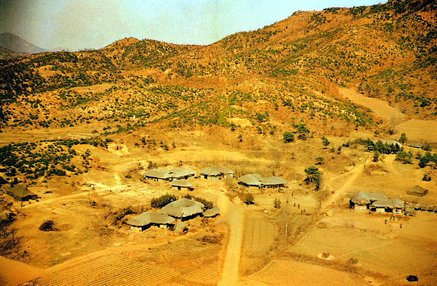 Mountains with only clumsy young pine trees sparsely scattered and a few sleepy thatched houses at the foot of the mountain. It's a picture of north Gyeonggi Province at the beginning of the 1960s.